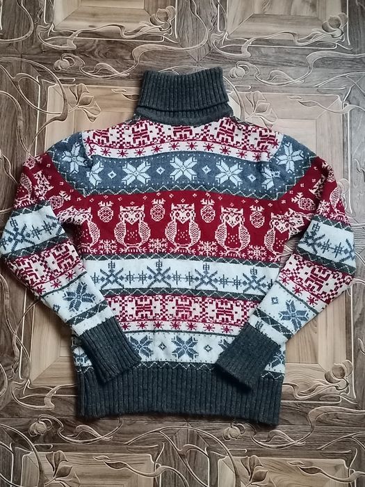 Теплый шерстяной свитер с горловиной.