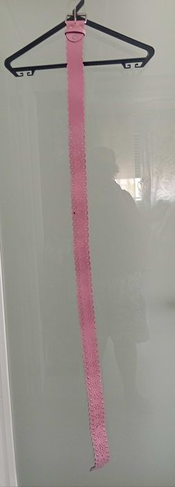 Cinto cor de rosa com desenhos de flores