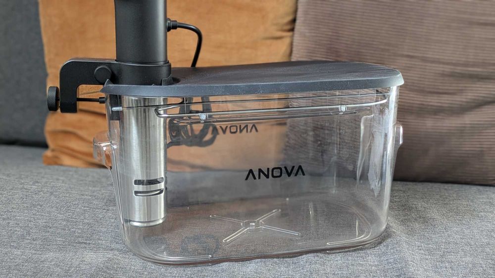 Anova Precision Cooker Sous-Vide + Container