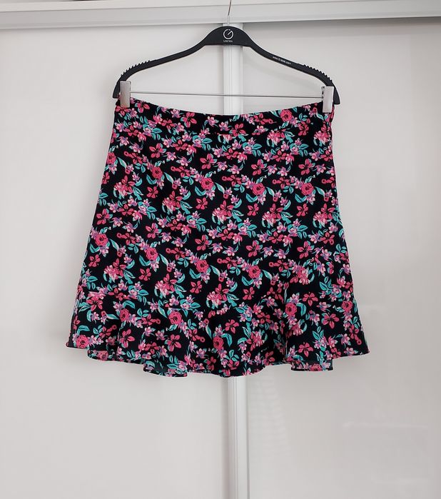 Spódnica mini w kwiaty TU rozmiar 42 wzór kwiatowy folk
Długość 46,5 cm
Szerokość w pasie 41 cm
