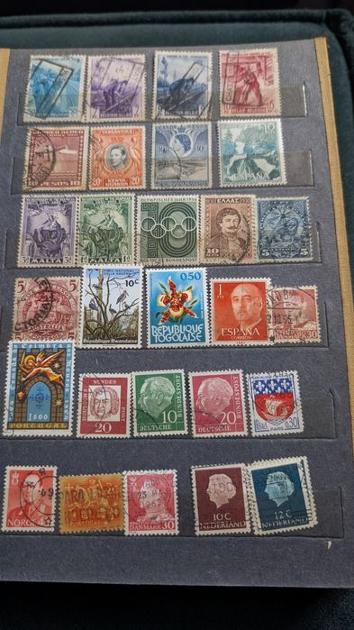 Klaser z zagranicznymi znaczkami z lat 30 - 70