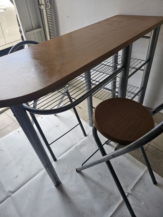Mesa com 2 cadairas. Estato norml.