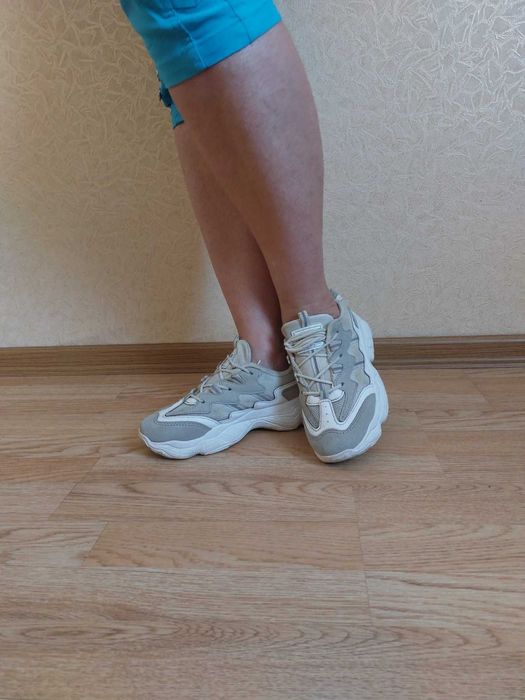 Кроссовки женские.