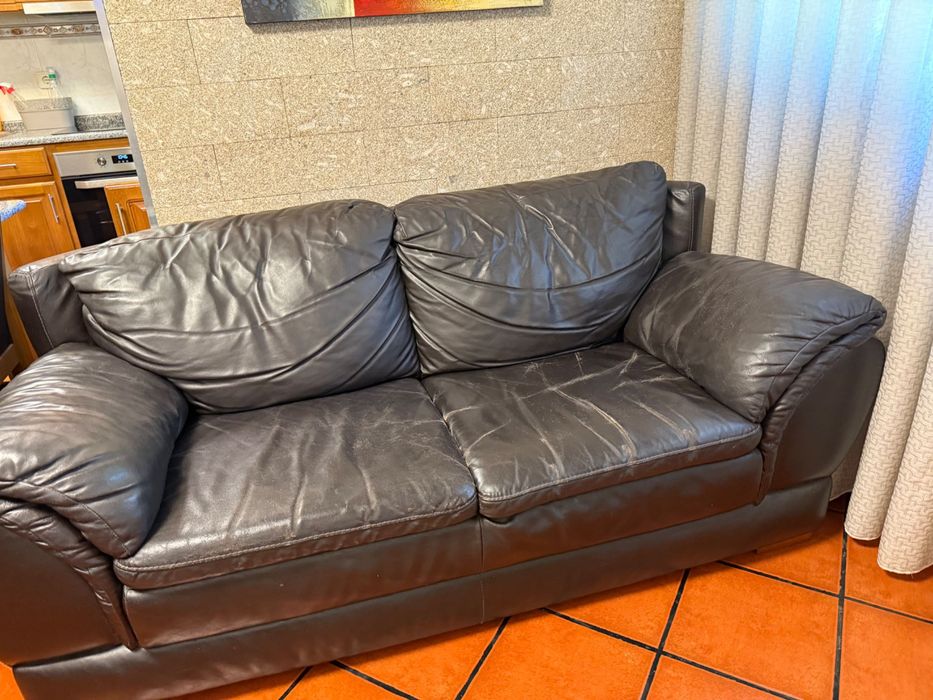 Sofá preto de pele genuína usado
