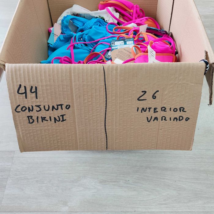 Lote de bikinis e fatos banho 350 peças