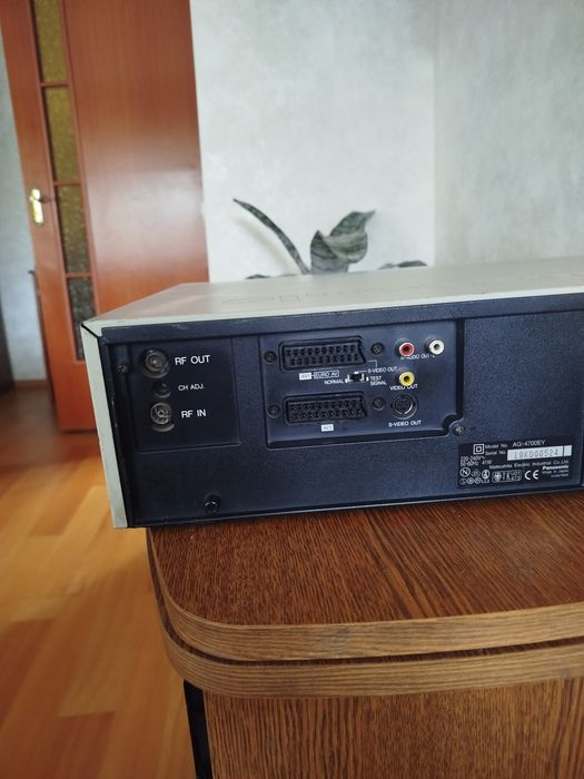 Професійний відеомагнітофон Panasonic серії AG-4700