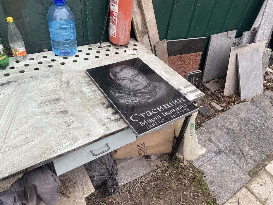 Таблички, памятники доставка виробник