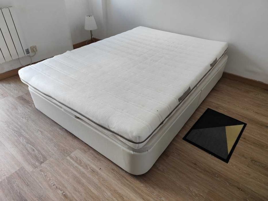 Cama branca com estrado de ripas e colchão, dim. 140 x 200 cm