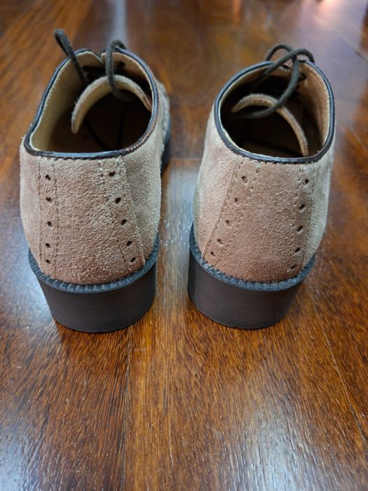 Sapatos em pele camurça bege claro com atacadores Foreva