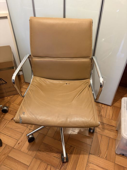 Cadeira de Escritório com rodas, Estilo Eames Soft Pad – Camel / Cromado