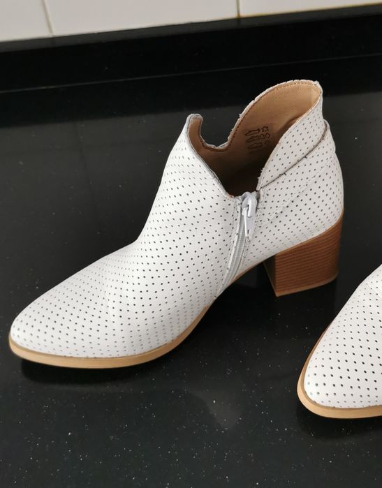 Botins brancos em pele
