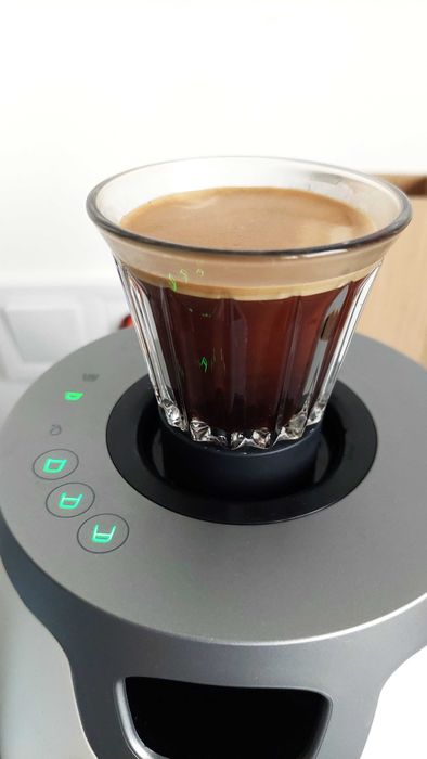 Delta Q Rise com 9 copos e 4 dispensadores de cápsulas