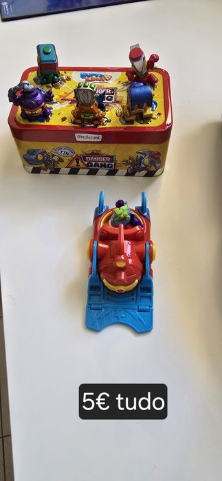 Pistas da Hot Wheels e outros brinquedos