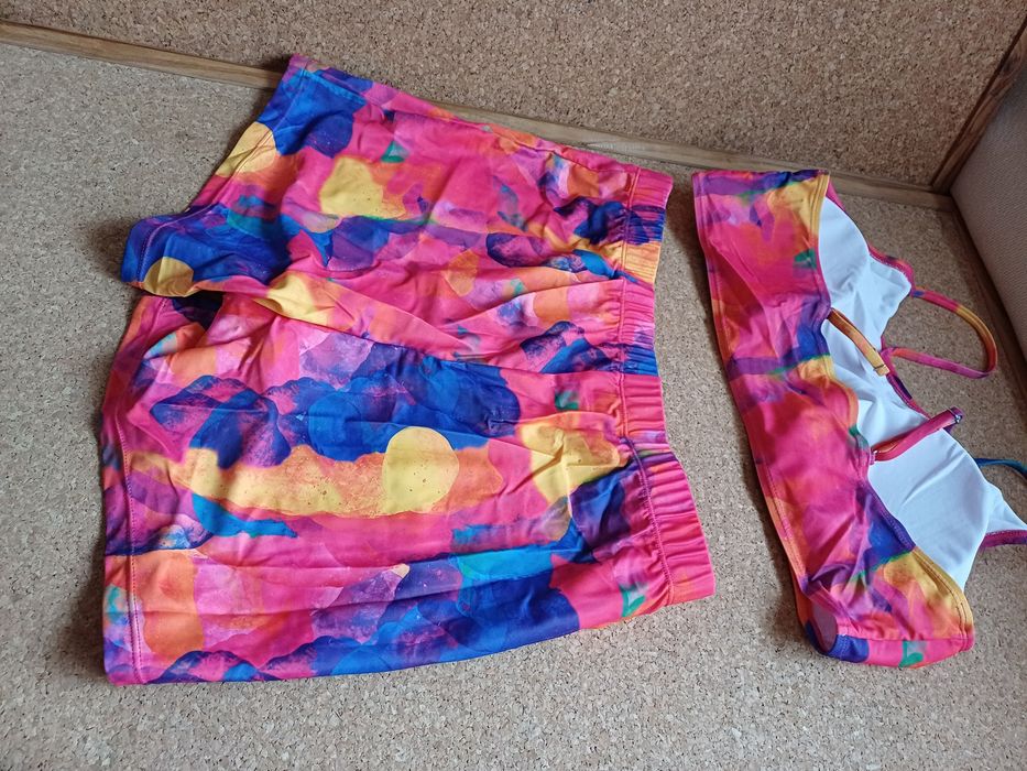 Biquini/ fato de banho/tankini tamanho XL.
Novo.