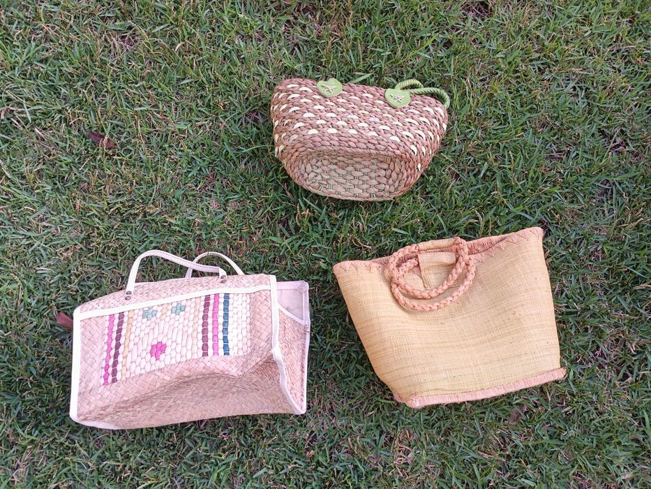 5€ unidade conjunto de 3 malas/bolsas artesanais de praia ou passeios de verão, fabricadas em fibras naturais trançadas (palha, verga/vime e ráfia).