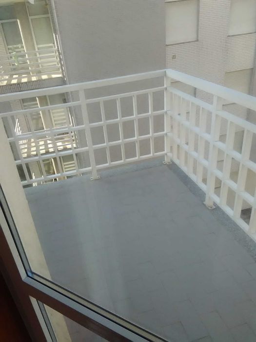Vendo Apartamento T2 mobilado na amorosa com garagem fechada, gás canalizado todo equipado e mobilado a escasso metros da praia.