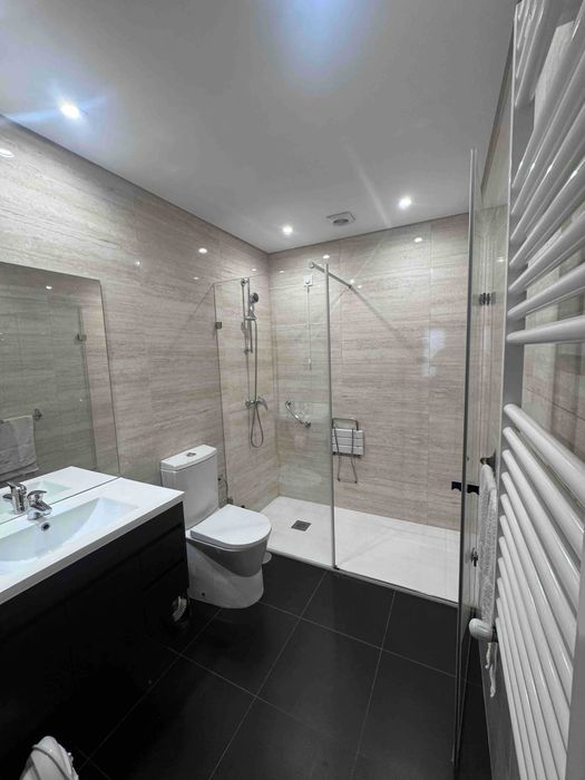Quartos para Arrendar em Moradia — Custóias, Matosinhos