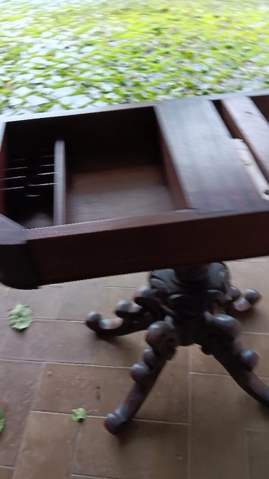 Mesa de jogo pe de galo.