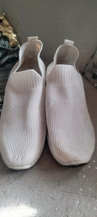 Białe buty sportowe damskie  sneakersy na koturnie wsuwane trampki ażurowe