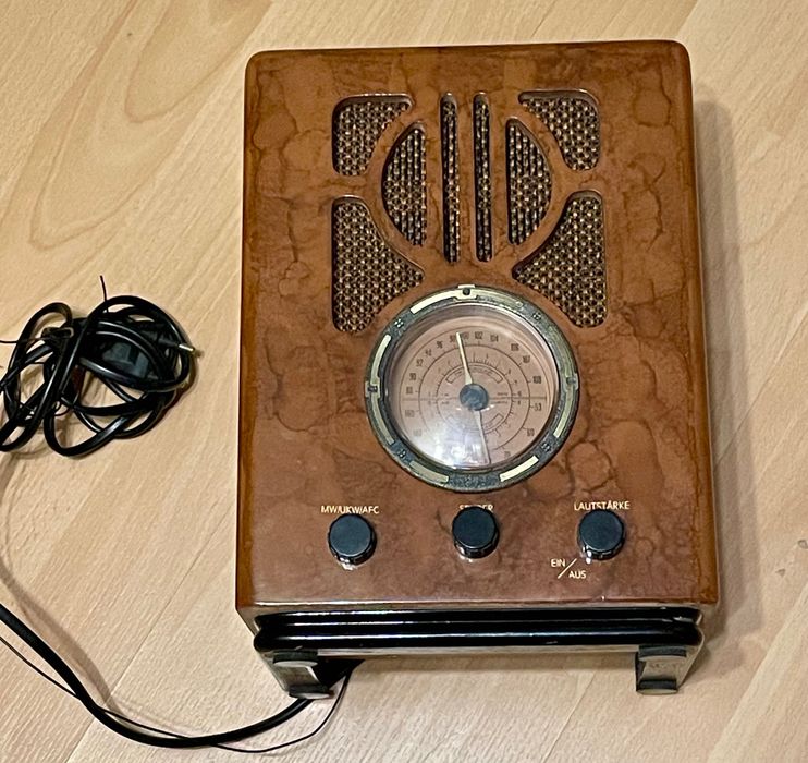 Старий радіоприймач .