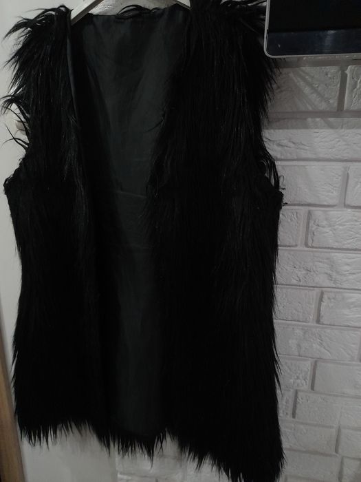 Taniej Czarne futerko kamizelka z bardzo długim błyszczący włosem zapi