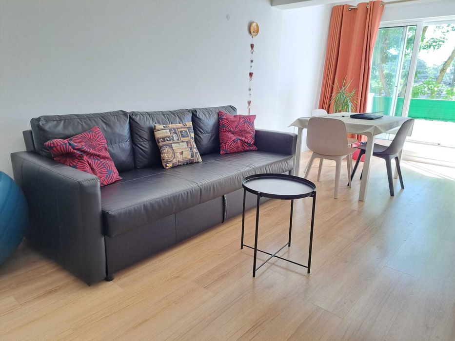 Mobilia IKEA em estado excelente (sala e quarto com cama de casal)