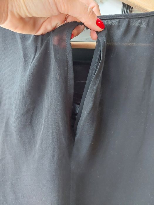 Czarna,  wyjątkowa sukienka ze złotym wykończeniem