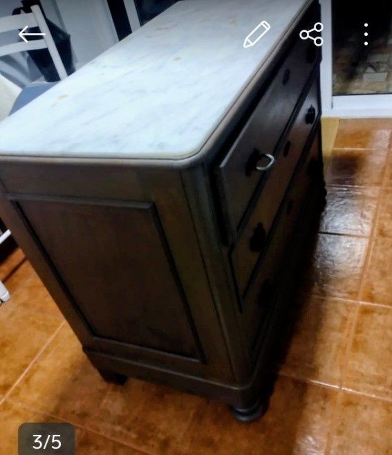 Cómoda antiga com pedra