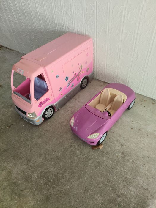Dois carroa da barbie