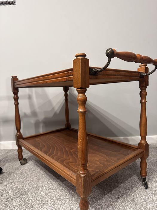 Stolik na kółkach ozdobny