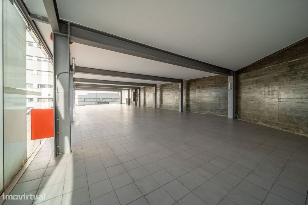 Ampla Loja a 2 minutos do centro da cidade de Guimarães