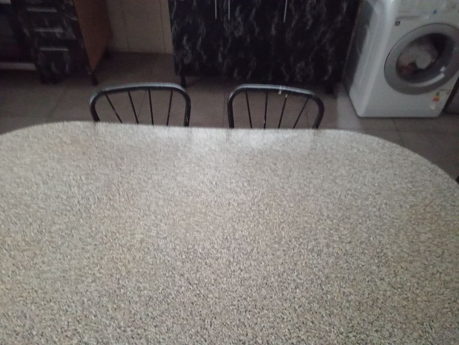 Vendo mesa e cadeiras tudo 20€