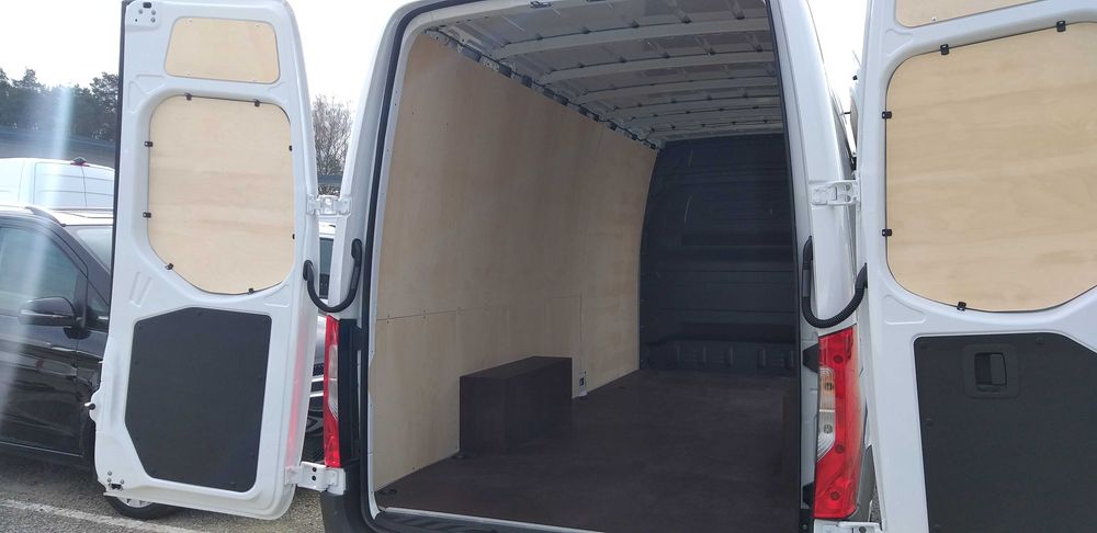 Zabudowa przestrzeni ładunkowej Mercedes Sprinter L3H2 sklejka