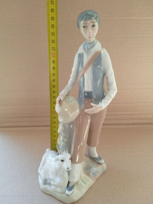 Статуэтка "Юноша с козой". Casades. Испания