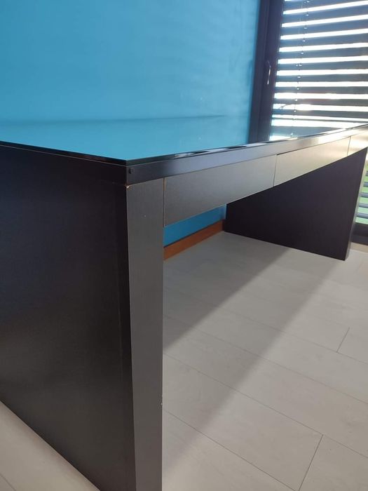 Secretária de cor castanha escura