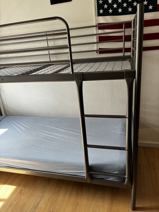 Cama beliche em metal com somente 1 colchão