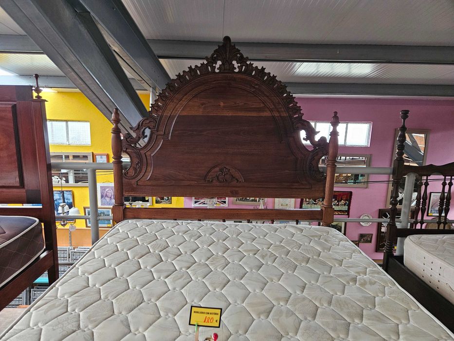 Cama em madeira maciça com estrado e colchão - Muito