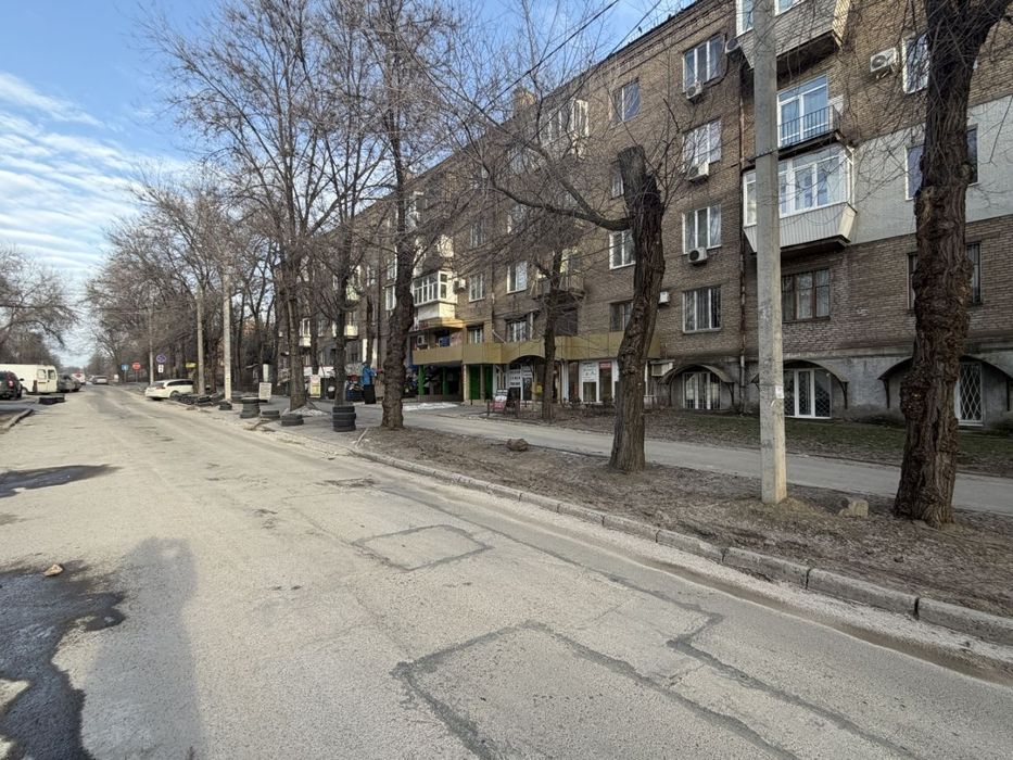 Комерційне приміщення на фасаді вул. Сталеварів, навпроти Критого ринк