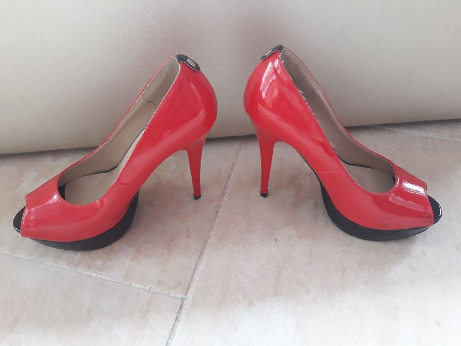 Sandálias vermelhas de verniz