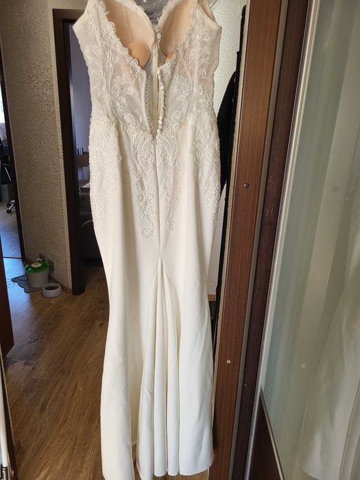 Suknia ślubna przylegająca