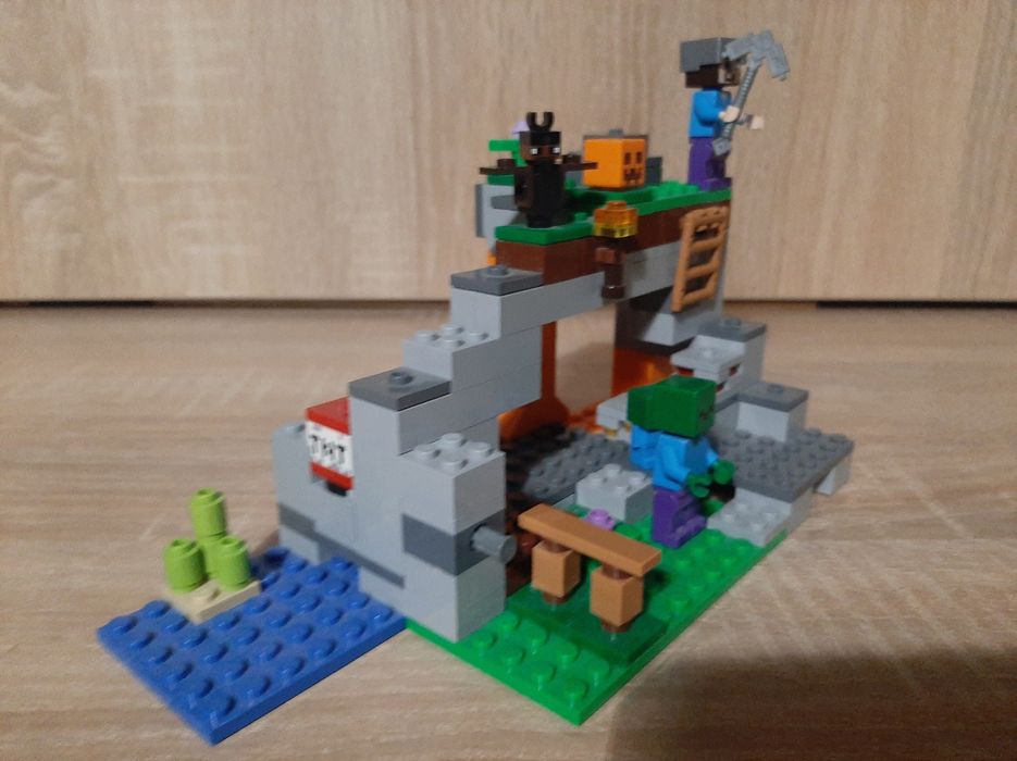 LEGO Minecraft 21165 Farma pszczół + LEGO 21141 Jaskinia Zombie