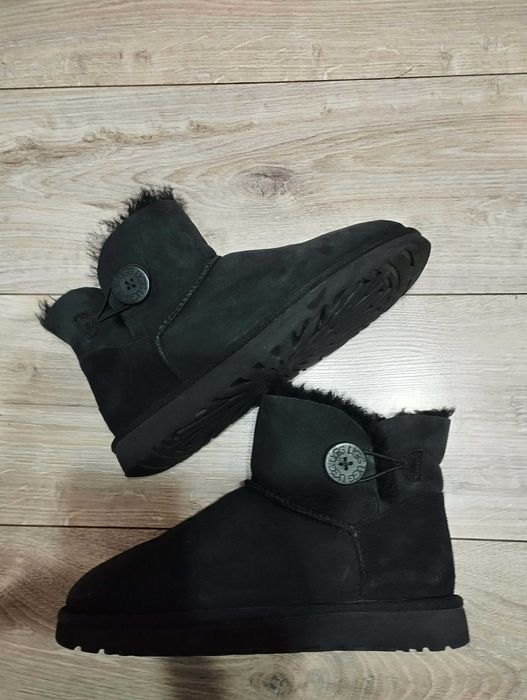 UGG Mini Bailey Button ll size 8 / 39