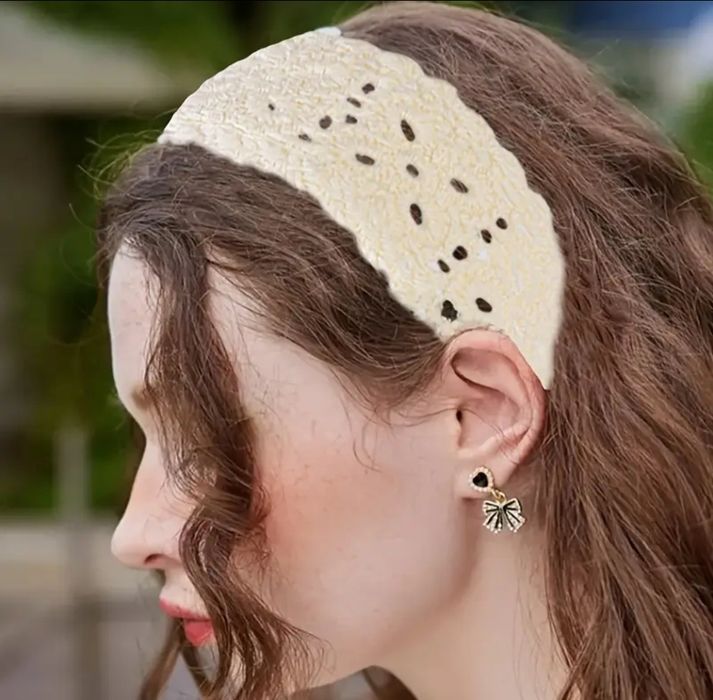 Elegancka Beżowa Opaska do Włosów z Wyciętym Wzorem - I