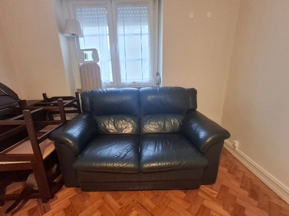 Sofá de 2 lugares em couro – confortável e resistente