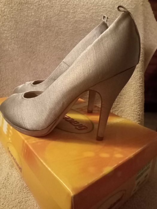 Czółenka atłasowe nowe