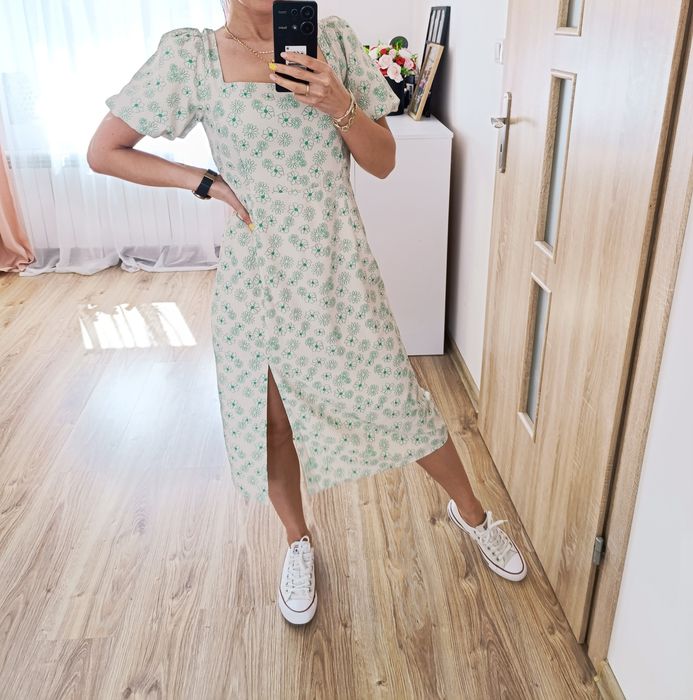 Nowa sukienka  wzorzysty model midi z bufiastymi rękawami i rozcięciem