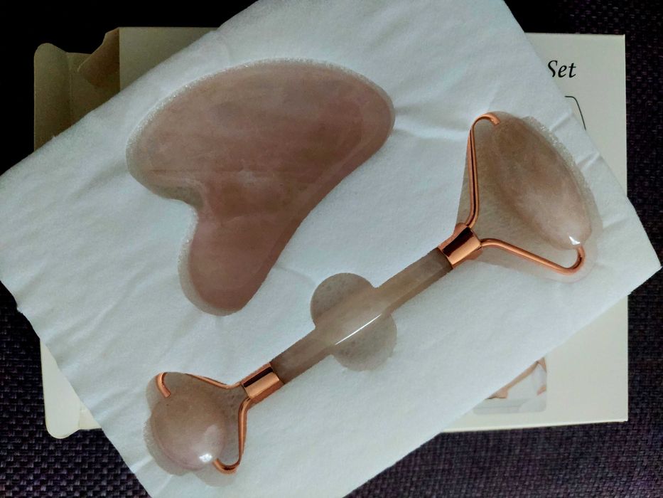 Подарунковий набір шкрябок гуаша та ролер для обличчя рожевий кварц