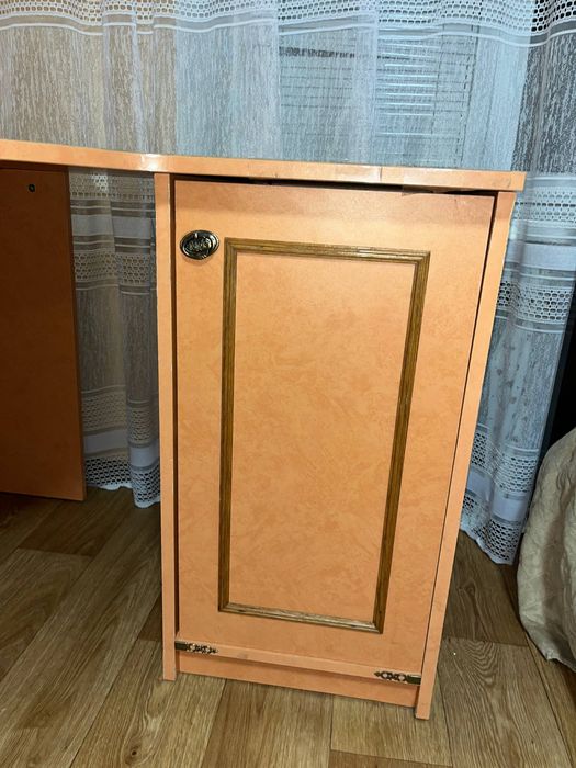 Продам якісний письмовий стіл