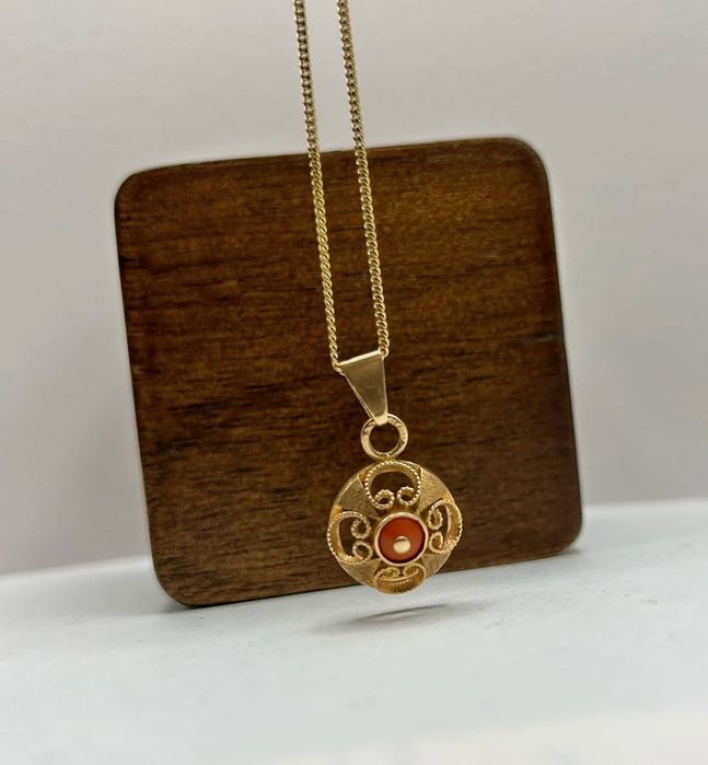 Zawieszka złota 585 z koralem