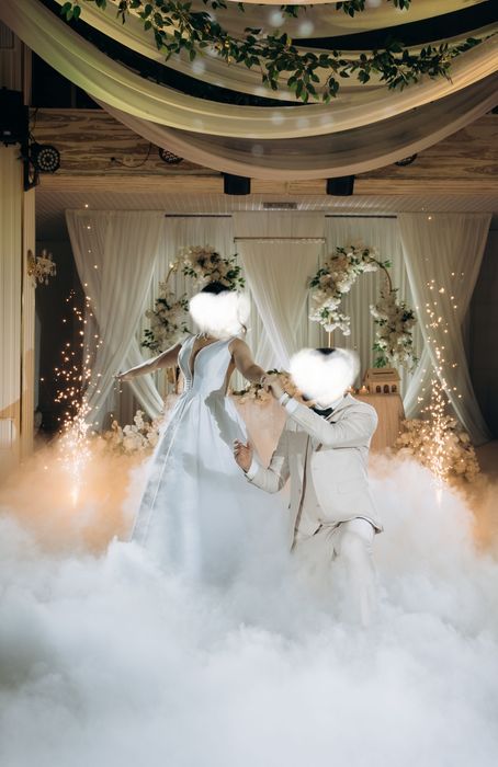 Атласна весільна сукня